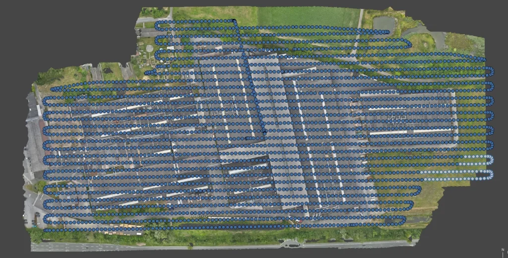 Orthofoto mit 2.947 Drohnen-Kamerapositionen – jede Markierung eine Einzelaufnahme für ein hochpräzises, maßstabsgetreues Luftbild.