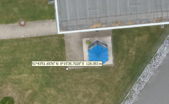 Georeferenzierter Messpunkt mit exakten RTK-Koordinaten und absoluter Höhe über NN zur präzisen Planung von Bau-, PV- und Anschlusspositionen.