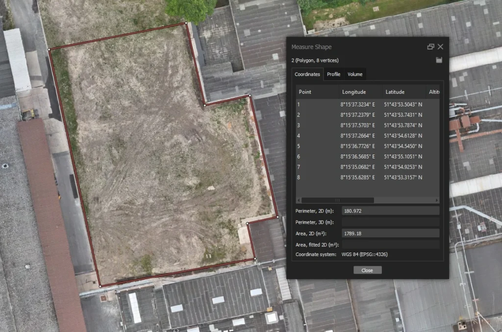 Orthofoto mit präziser Flächenmessung: Polygonumriss, GPS-Koordinaten der Messpunkte und berechneter Umfang in RTK-Qualität.