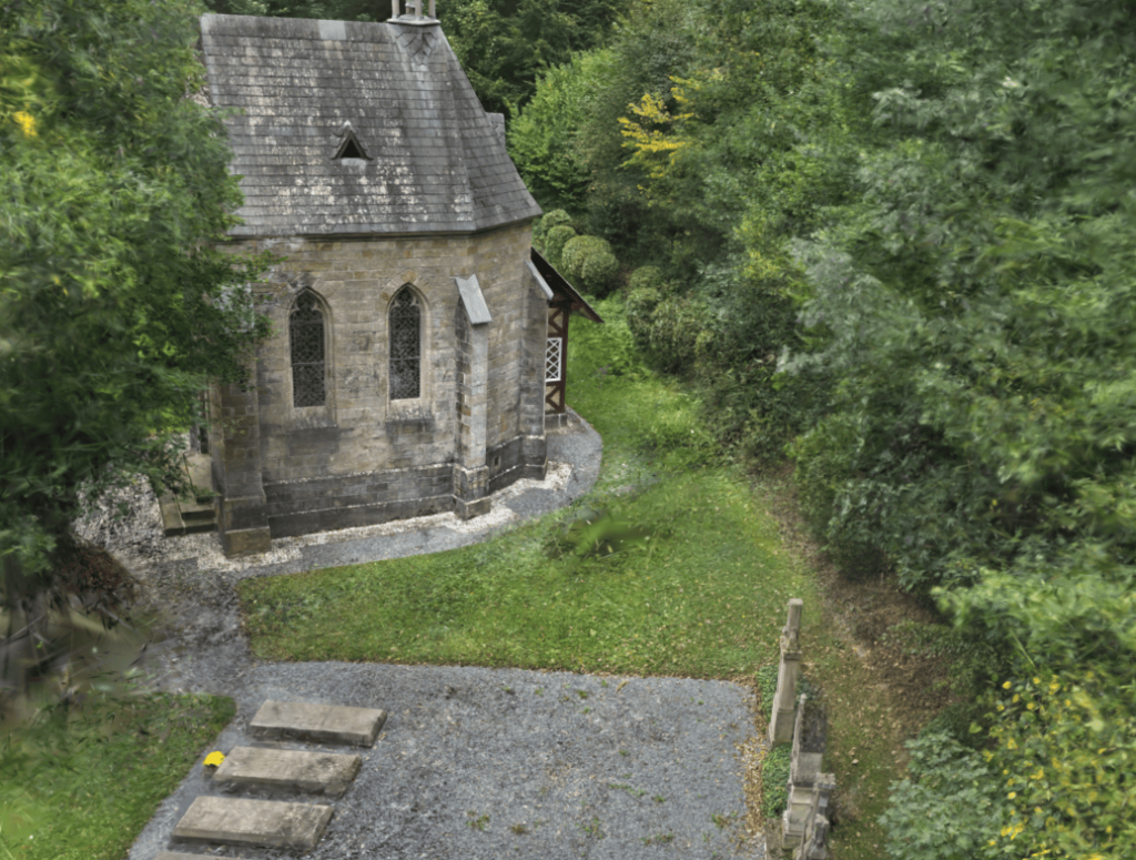 Drohnenbasiertes 3D-Gaussian-Splatting-Modell einer historischen Kapelle im Wald – detailreiche Erfassung für Denkmalschutz, Dokumentation und Rekonstruktion.
