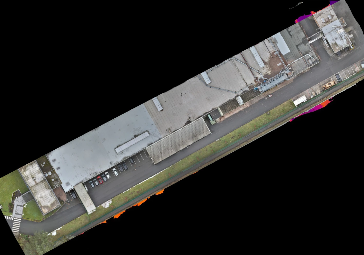RGB-Luftbild einer langen Industriehalle zur visuellen Dachinspektion – Grundlage für thermografische Energieeffizienzanalyse nach GEG
